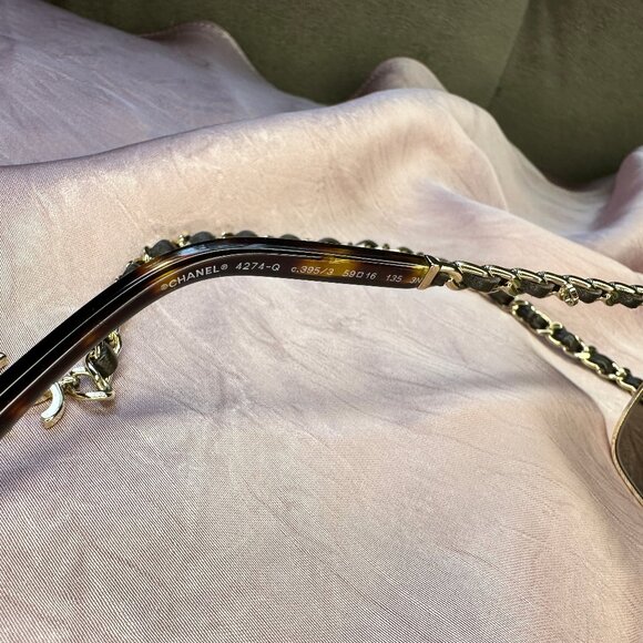Chanel Butterfly Sunglasses with pearl leather chain - Picture 9 of 15